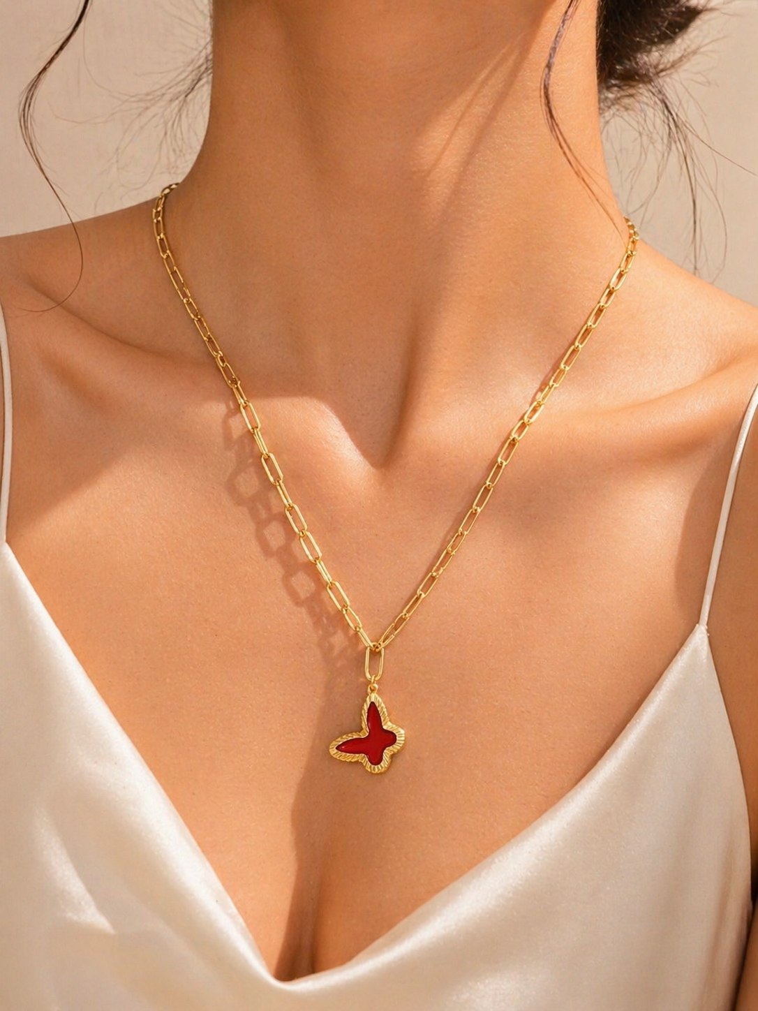 18K Gold Clover Pendant Necklace with Red Enamel – Elegant Paperclip Chain Lucky Charm Jewelry for Women